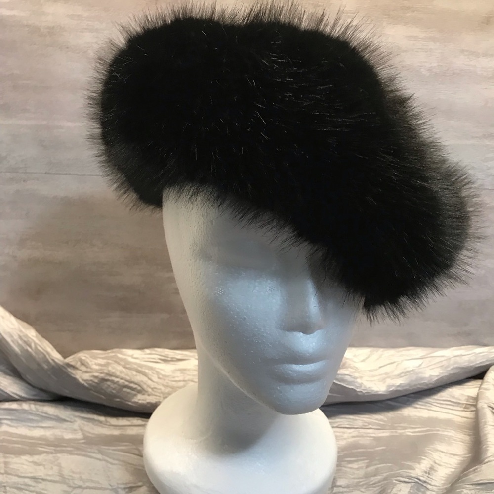 Elegant Black Faux Fur Beret